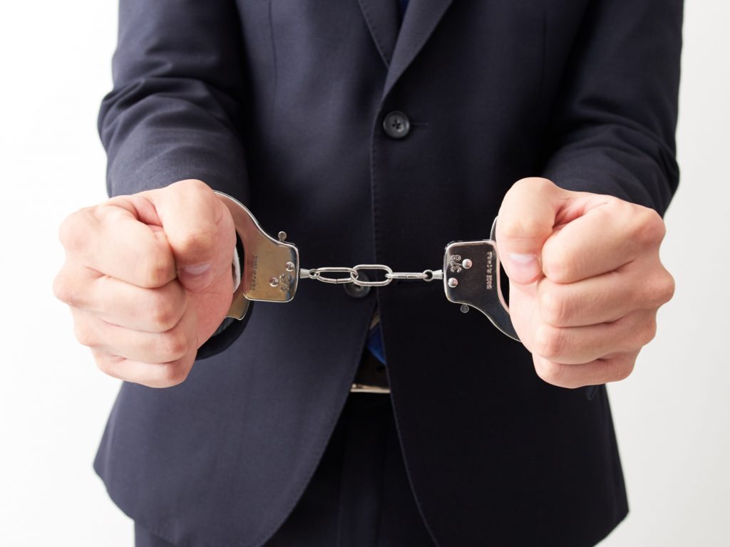 逮捕される男性